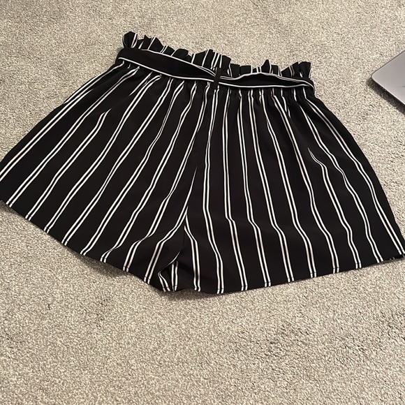 Black and white striped shorts - Picture 5 of 6